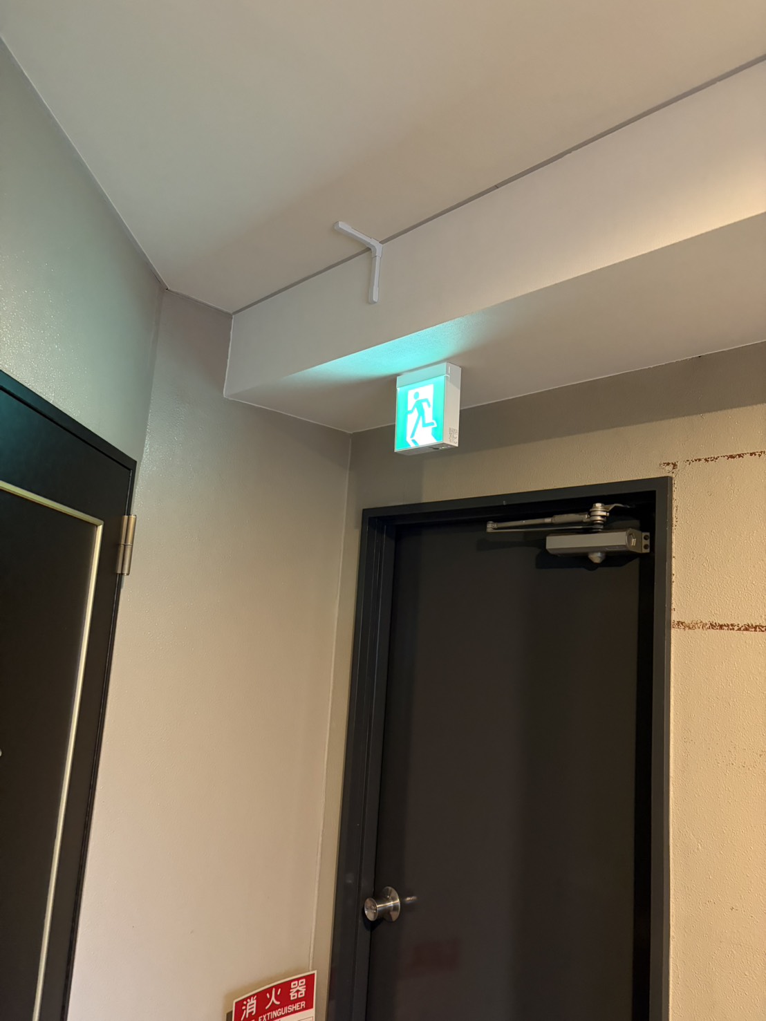 東京で民泊の消防設備工事なら｜特定小規模感知器・誘導灯・非常照明の設置事例